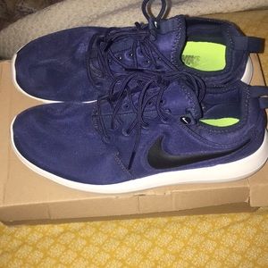 Navy blue Nike’s